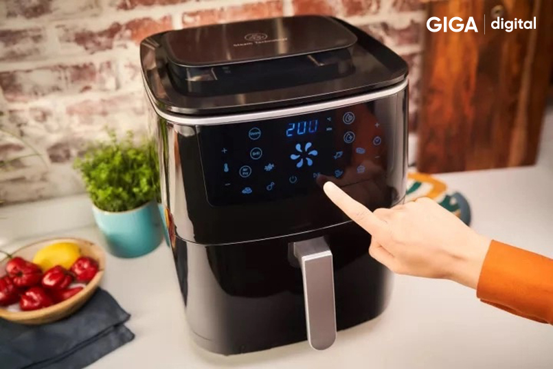 Bảng điều khiển cảm ứng với màn hình hiển thị trên nồi chiên không dầu Tefal FW201815 chính hãng sắc nét, dễ dùng